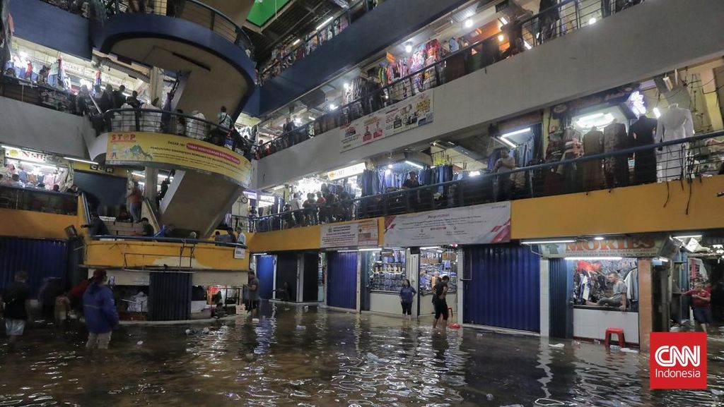 FOTO: Pasar Cipulir, Sentra Tekstil Terbesar di Jaksel Kebanjiran