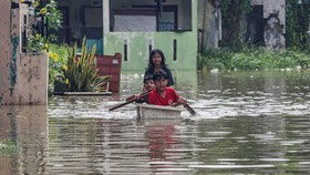 Banjir 2 Meter Kepung Desa Sukamekar di Bekasi, Ribuan Mengungsi