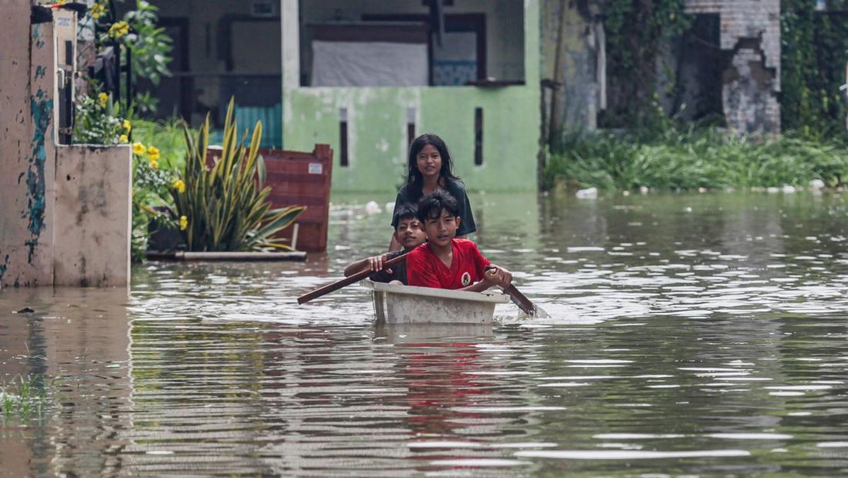 Banjir 2 Meter Kepung Desa Sukamekar di Bekasi, Ribuan Mengungsi