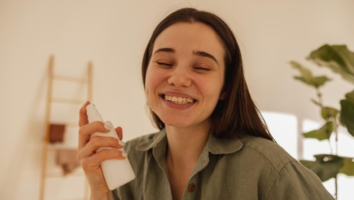 Ini Cara Membuat Face Mist Air Mawar untuk Rahasia Kulit Glowing