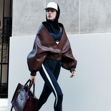 Celana Legging Jadi Primadona di Koleksi Terbaru Balenciaga, Akan Tren Lagi?
