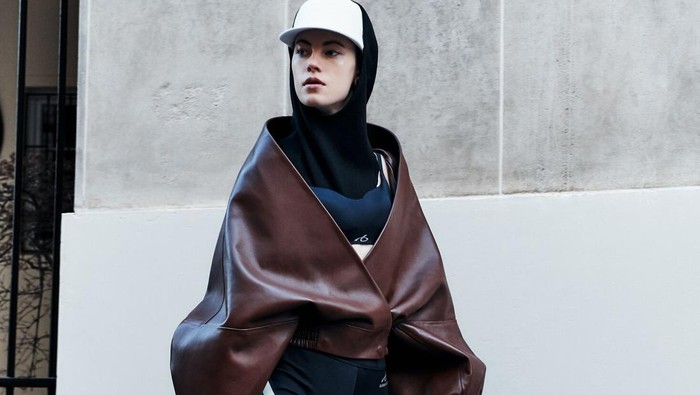 Celana Legging Jadi Primadona di Koleksi Terbaru Balenciaga, Akan Tren Lagi?