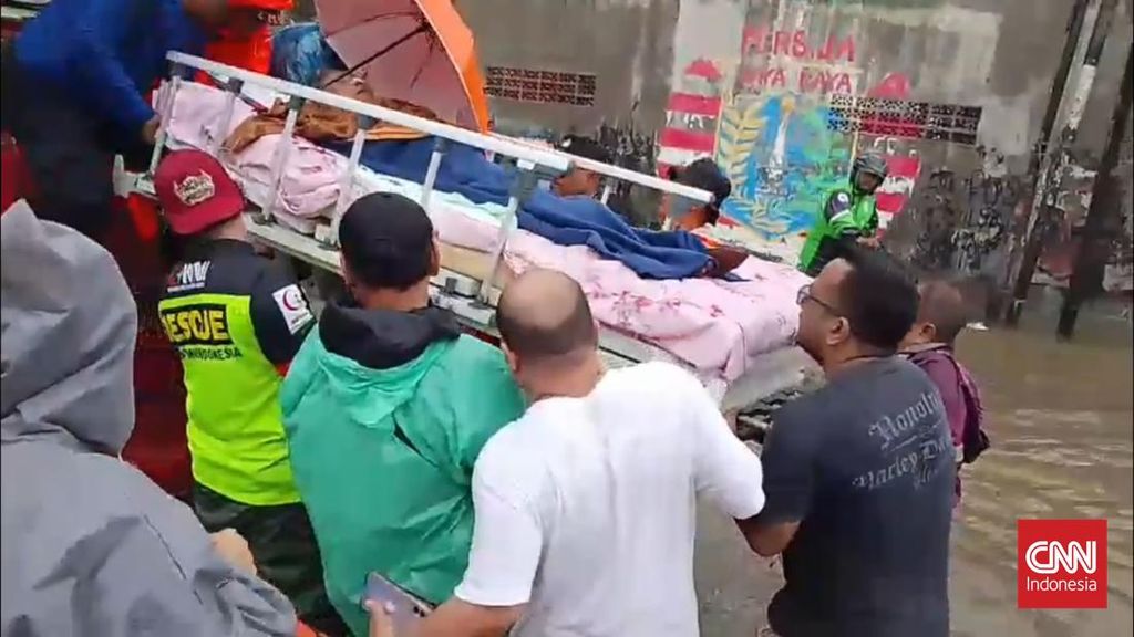 Banjir di Tangerang: Warga Dievakuasi Rakit Bambu hingga Truk Damkar