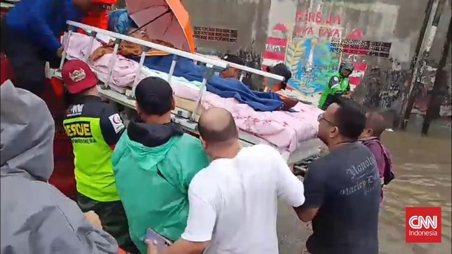 Petugas gabungan evakuasi balita dan lansia sakit akibat banjir di Ciledug menggunakan perahu karet dan truk damkar.