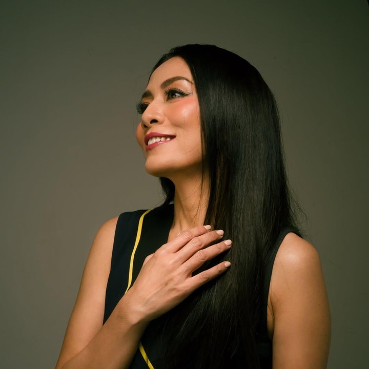 <p>Kebahagiaan tampaknya masih menyelimuti Dewi Lestari yang baru saja bertambah usia ke-50 tahun pada 20 Januari lalu. Di usianya ini, ia tampil menawan dengan tubuh langsing, Bunda. (Foto: Instagram @deelestari)</p>