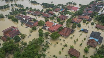 FOTO: Banjir Berhari-hari Merendam Sejumlah Desa di Karawang
