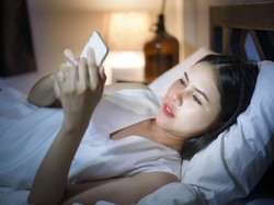 Dokter Tak Sarankan Main Hp Sambil Rebahan, Risiko Saraf Kejepit