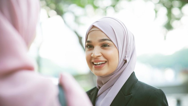Beautiful Muslim business woman talking and smile&period;