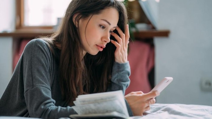 Penyesalan finansial di usia 30 kerap disebabkan oleh kurangnya dana darurat. Ketika ada biaya tak terduga, kondisi keuangan bisa langsung terganggu. Menyimpan cadangan setara tiga hingga enam bulan kebutuhan hidup dapat memberi perlindungan efektif.