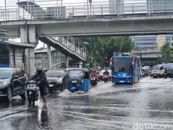 Jalan Daan Mogot Jakbar Tergenang Banjir, Lalu Lintas Macet