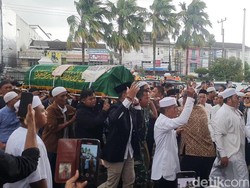Disambut Hujan, Jenazah Haji Alim Dimakamkan di Samping Istri