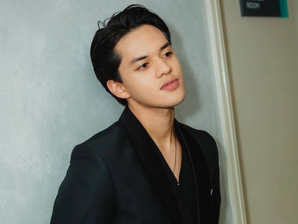 Potret Tampan Jeremie, Adik Aurelie Moeremans yang Muncul dalam Buku Broken Strings