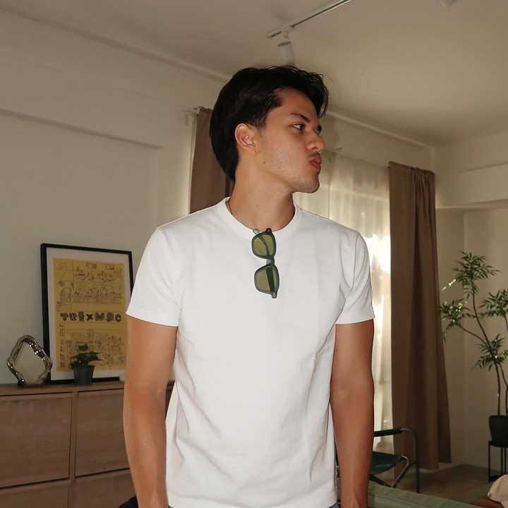 <p>Dalam buku tersebut, Jeremie disebut turut menyaksikan peristiwa tak menyenangkan yang dialami kakaknya. Dilansir dari laman<em> detikcom,</em> saat kejadian itu terjadi, ia masih berusia sekitar 8 hingga 10 tahun. Kini, sosok Jeremie pun ikut menjadi sorotan.&nbsp;(Foto: Instagram @jeremiemoeremans)</p>