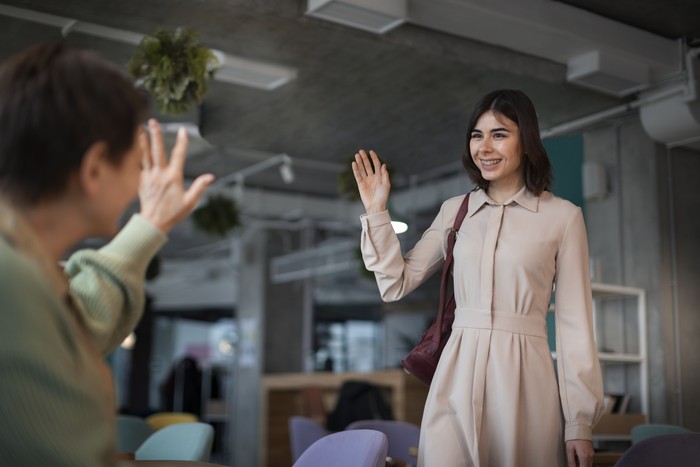 Orang sukses paham bahwa mengakhiri sesi one-on-one dengan jawaban yang tidak mengikat seperti, “baiklah, kita bicarakan minggu depan” bisa jadi tidak berjalan sesuai rencana. Orang sukses mengakhirinya dengan sesuatu yang terperinci dan meringkas semua poin dari tindakannya.