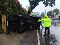 Seruduk Avanza-Pajero Parkir, Truk Terguling di Bergas Semarang