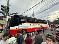 Bus Harapan Jaya Tabrak Mobil-Rumah di Kota Kediri Terobos Lampu Merah