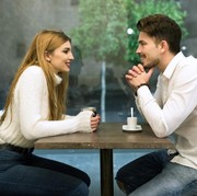 3 Hal Kecil yang Diam-Diam Diperhatikan Perempuan saat Bertemu Pria