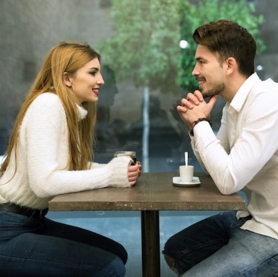 3 Hal Kecil yang Diam-Diam Diperhatikan Perempuan saat Bertemu Pria