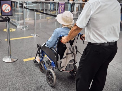 Kisah di Balik Suami Diam-diam Bawa Jenazah Istri ke Pesawat, Ternyata...