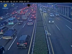 Jumat Sore, Lalu Lintas di Tol ke Luar Jakarta Padat di Mana-mana