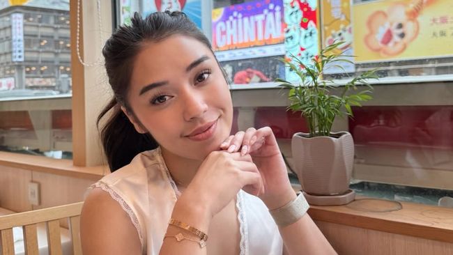 Reza Arap dan teman serta sahabat mendiang Lula Lahfah terus menemani saat jenazah influencer tersebut dipindah dari rumah duka RS Fatmawati Jakarta Selatan.