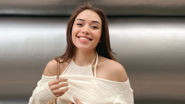 Reza Arap dan teman serta sahabat mendiang Lula Lahfah terus menemani saat jenazah influencer tersebut dipindah dari rumah duka RS Fatmawati Jakarta Selatan.