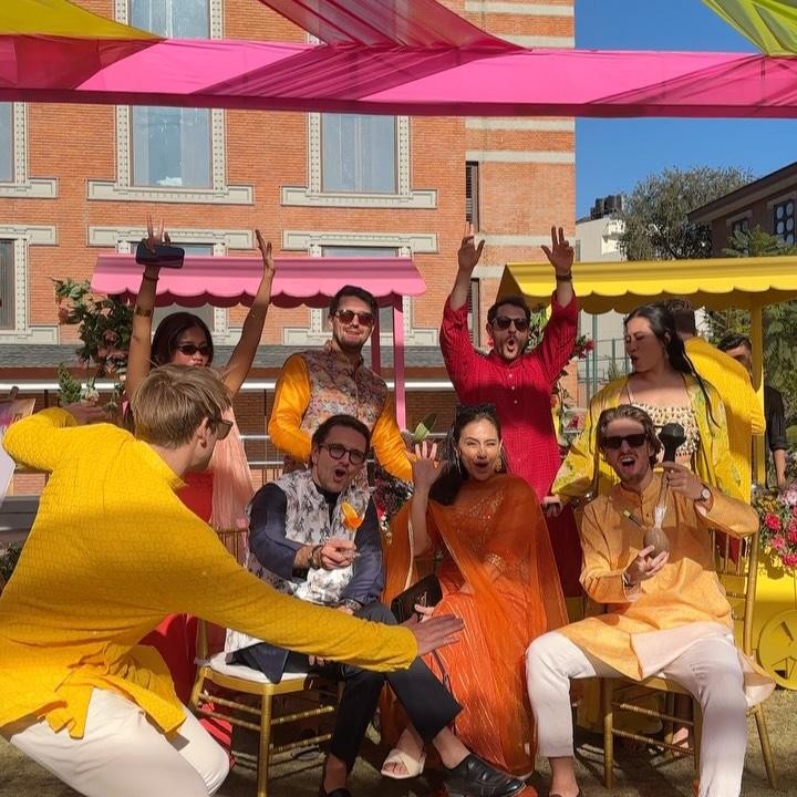 <p>Pesta pernikahan sahabat Marissa dan suami ini tampaknya berlangsung begitu meriah dengan rangkaian acara seru. Dalam satu video yang diungganya, Marissa menunjukkan momen saat para tamu ikut berdansa dengan rasa bahagia. Marissa sendiri mengabadikan momen saat berkumpul dengan teman-temannya dan menikmati pesta dengan penuh hiasan warna-warni ini. (Foto: Instagram @marissaln)</p>