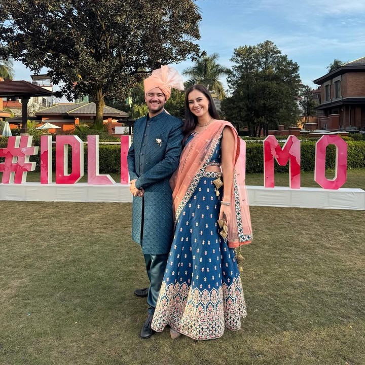 <p>Dalam satu foto yang diunggahnya, Marissa dan suami kompak mengenakan pakaian tradisional dari Nepal. Marissa terlihat cantik mengenakan kain <em>saree</em> berwarna <em>peach</em> yang dipadukan dengan baju tradisional bermotif warna biru. Sementara itu, suami Marissa tampak mengenakan hiasan di kepala berwarna <em>peach</em> dan baju tradisional berwarna senada dengan pakaian istrinya. (Foto: Instagram @marissaln)</p>