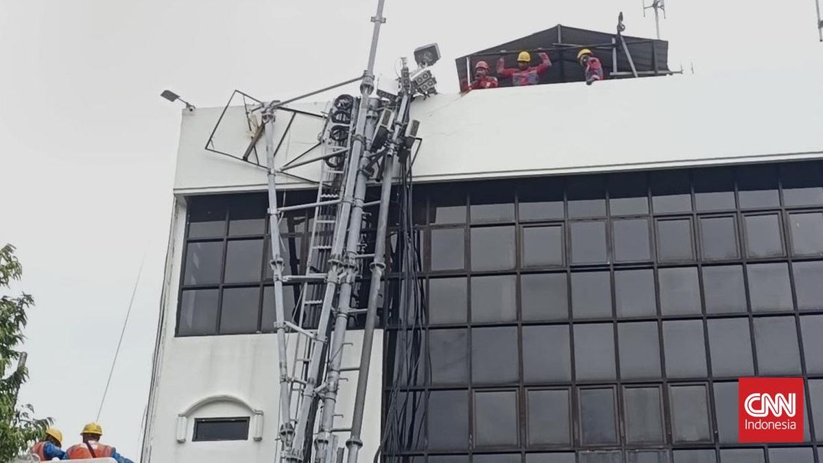 Menara BTS di Gedung Sekolah Surabaya Ambruk Diterjang Angin