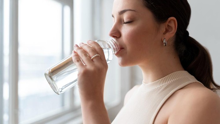 Minum Air Putih Sebelum Makan, Efeknya Nggak Main-main! Ini Alasannya