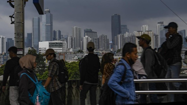 BMKG memprediksi hujan di Jabodetabek hari ini dengan intensitas sedang hingga lebat. Waspadai cuaca ekstrem dan potensi banjir.