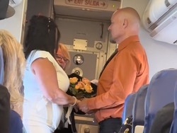 Viral Pernikahan Unik, Pasangan Ini Menikah di Tengah Penerbangan Pesawat