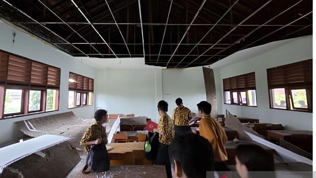 Plafon SMAN 5 Tangerang ambruk saat hujan deras pada Kamis lalu dan melukai 12 siswa. Semua korban mengalami luka ringan dan pembelajaran dialihkan ke daring.