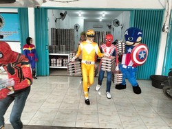 Cara Unik Polisi di Kampar Pakai Kostum Superhero Bagikan MBG ke SD