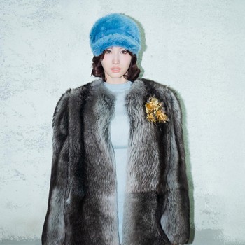 5 Potret Momo TWICE Tampil Effortless di MV MISAMO 'Confetti', Pakai Custom Look Miu Miu