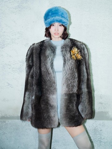 5 Potret Momo TWICE Tampil Effortless di MV MISAMO 'Confetti', Pakai Custom Look Miu Miu