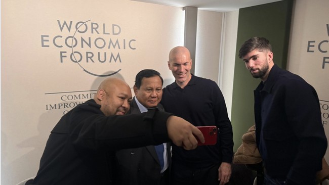 Presiden Republik Indonesia Prabowo Subianto sempat berdiskusi dengan legenda sepak bola, Zinedine Zidane saat tengah mengikuti World Economic Forum di Swiss.