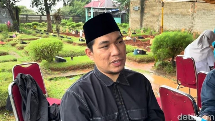 Rizal Armada usai memakamkan putrinya di TPU Jombang&comma; Tangerang Selatan&comma; Jumat &lpar;23&sol;1&sol;2026&rpar;&period;