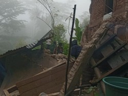 Ibu dan 3 Anaknya Jadi Korban Longsor, 2 Orang Masih Tertimbun