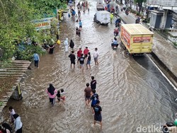 Saat Banjir di Jalan Daan Mogot Jadi Wahana Dadakan Bocah Main Air