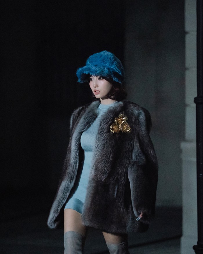 Sementara itu, MISAMO yang terdiri dari tiga member TWICE yang berasal dari Jepang, yakni Mina, Sana, dan Momo, akan segera merilis album Jepang pertama bertajuk &lsquo;PLAY&rsquo; pada 4 Februari 2026 nanti. Catat tanggalnya ya, Beauties! / Foto: x.com/miumiu_japan