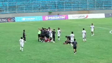 Liputan Olahraga CNN Sport : Viral Pemain Persekam Pukul Wasit di Liga 4 Jatim