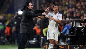 Lari Saat Diganti, Bintang Aston Villa Dimaki-maki dan Didorong Emery