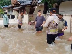 Tanggul Kali Angke Jebol, Air Terobos Rumah Bikin Banjir di Tangerang