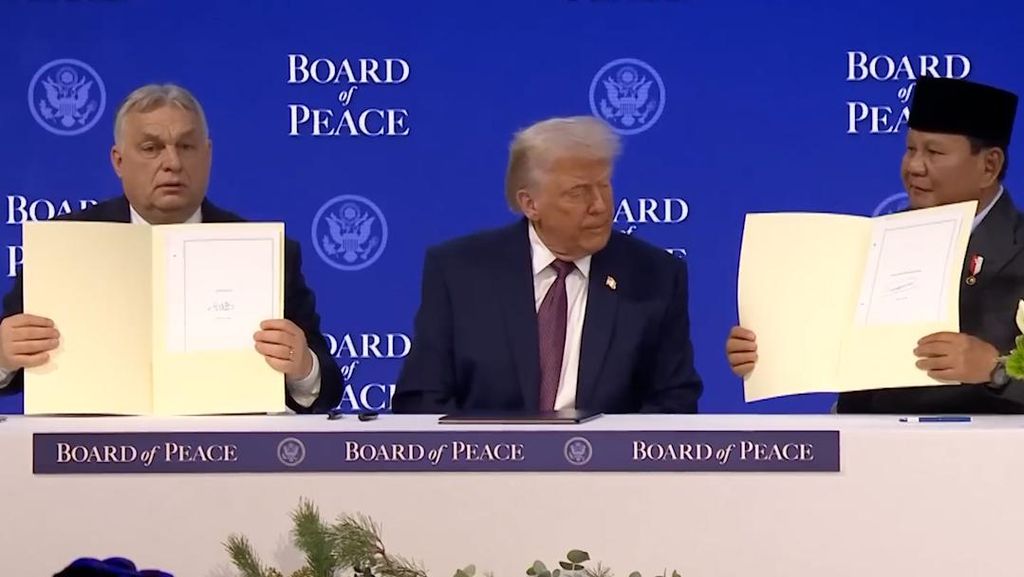 Prabowo Teken Komitmen RI Gabung Dewan Perdamaian, Disaksikan Trump