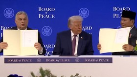 Prabowo Teken Komitmen RI Gabung Dewan Perdamaian, Disaksikan Trump
