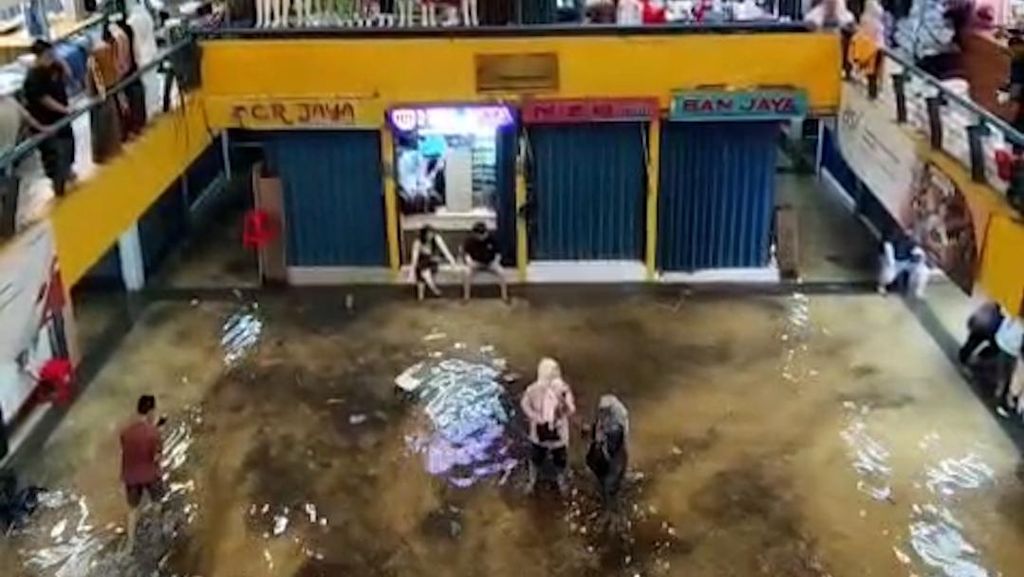 Pasar Cipulir Jakarta Terendam Banjir, Jual Beli Jalan Terus