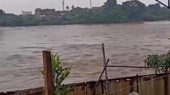 Raungan Sirene Pintu Air 10 Sungai Cisadane Tangerang saat Air Naik