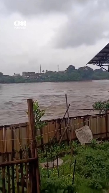 Raungan Sirene Pintu Air 10 Sungai Cisadane Tangerang saat Air Naik