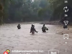 Viral Emak-emak Banyumas Gendong Anak Terjang Sungai demi Antar ke Sekolah